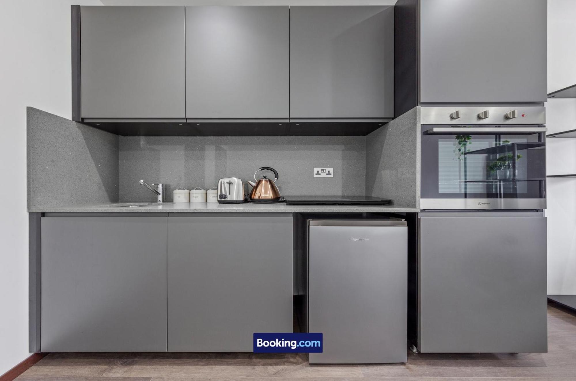 Stylish Studio Apt By Stay Smart Short Lets & Serviced Accommodation Woodstock With Free Wifi Londýn Exteriér fotografie